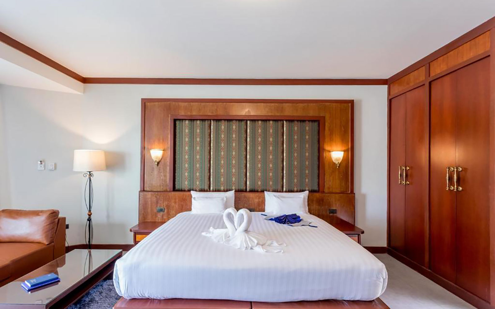 Excuteive Suite Pool Front