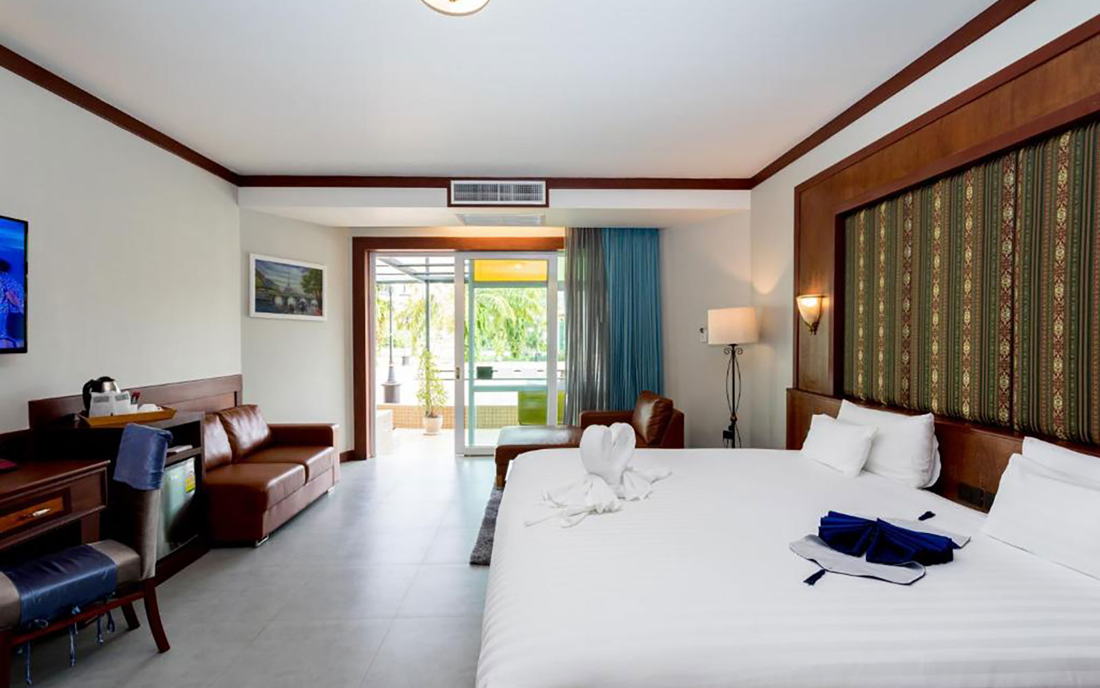 Excuteive Suite Pool Front