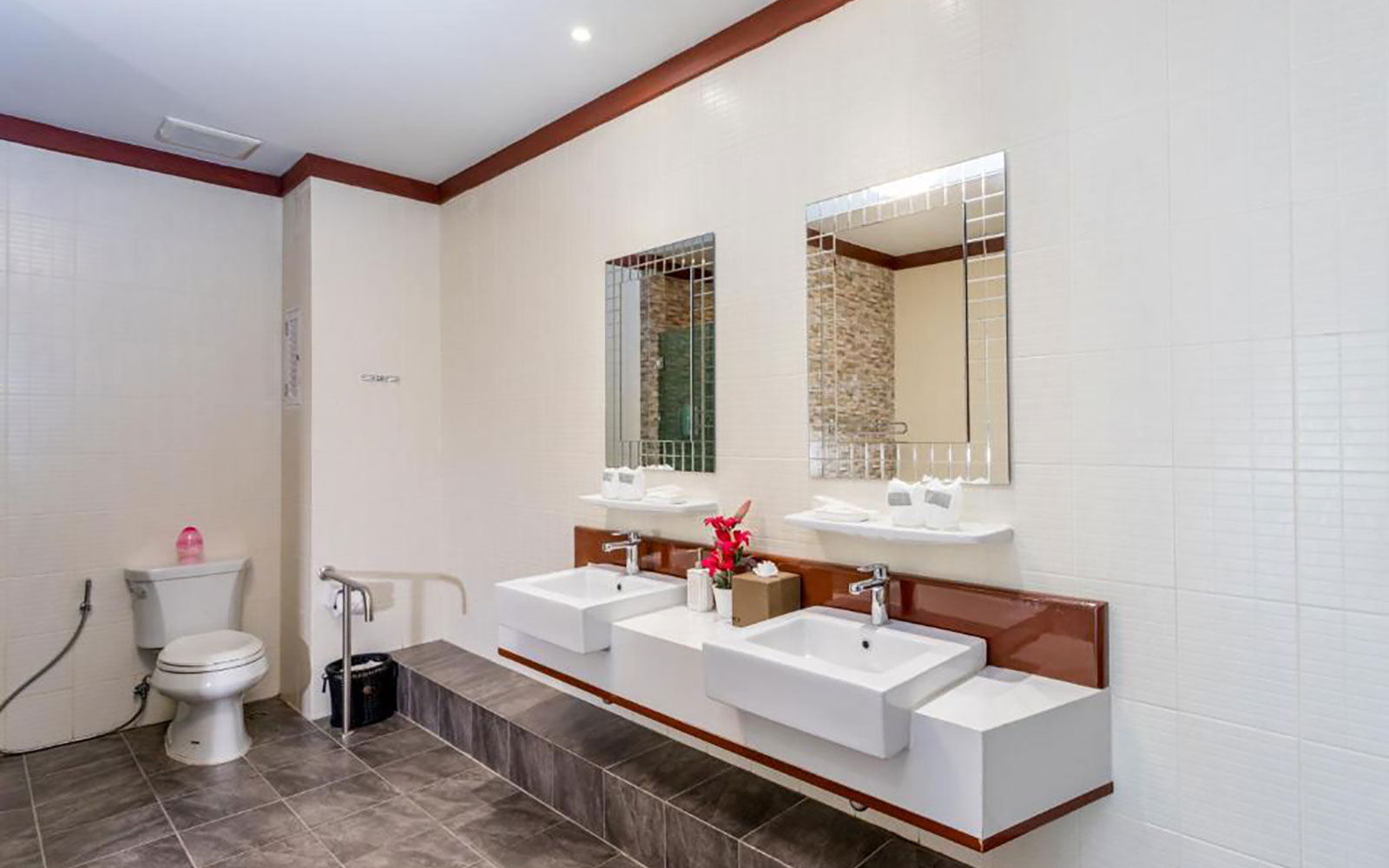 Excuteive Suite Pool Front