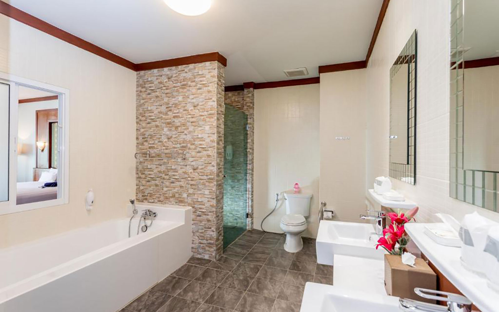 Excuteive Suite Pool Front
