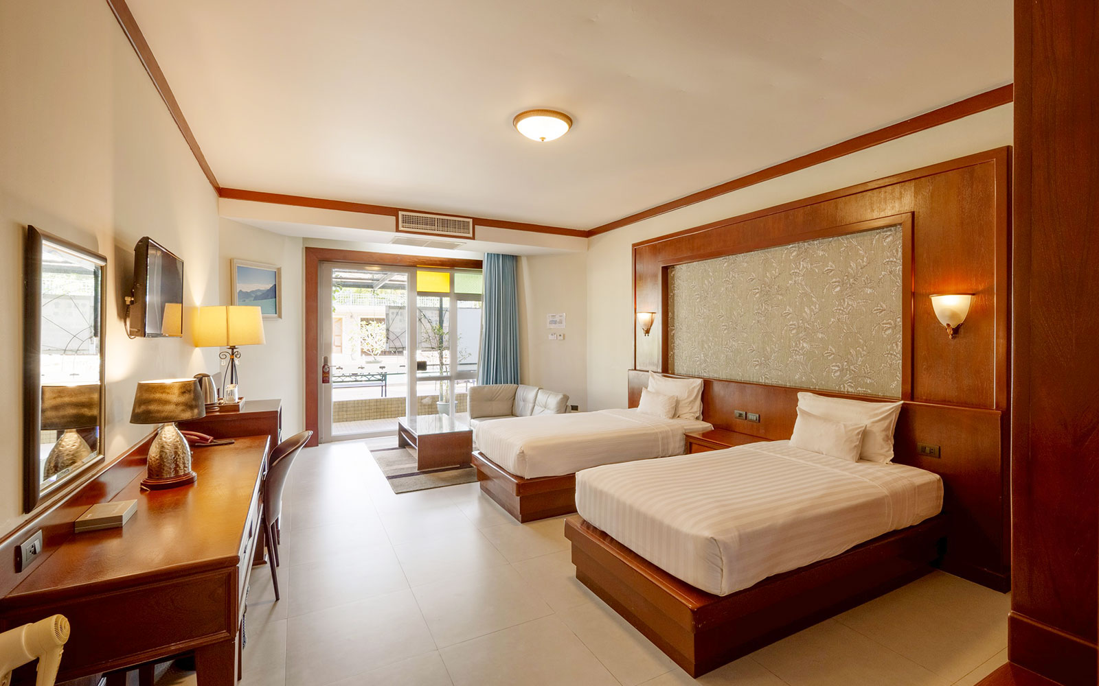 Junior Suite Pool Front